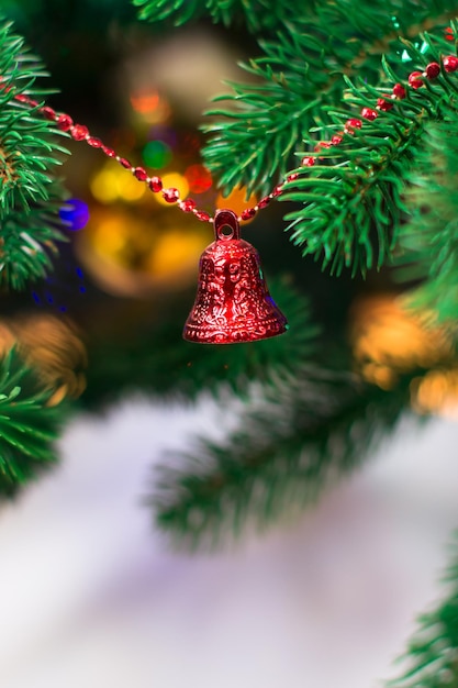 Árvore de Natal de cartão de ano novo decorada com bolas de ouro e vermelhas Vista superior