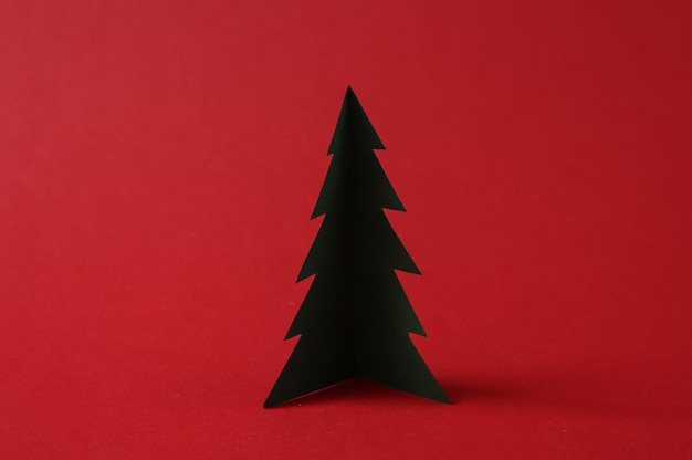 Árvore de Natal de corte de papel em fundo vermelho