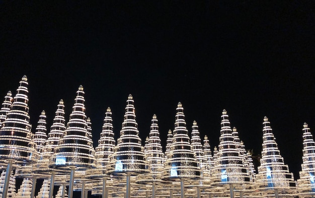 Árvore de natal de diamante em fundo preto