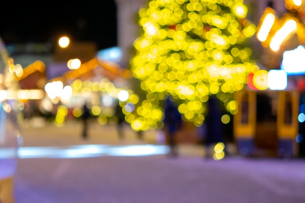 Árvore de Natal de fundo desfocado decorada com luzes brilhantes construindo