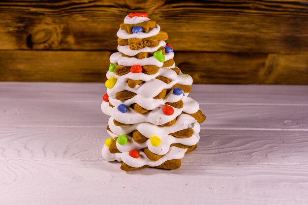 Árvore de Natal de gengibre em uma mesa de madeira rústica