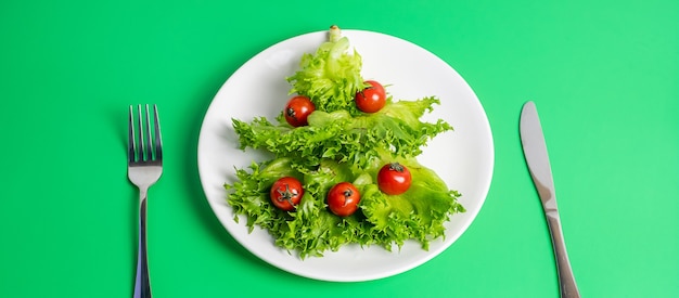 Árvore de Natal de iceberg orgânico e tomate cereja