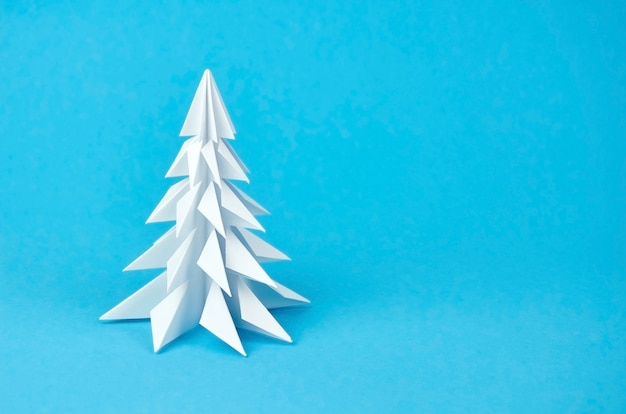 Árvore de Natal de origami de papel branco em azul