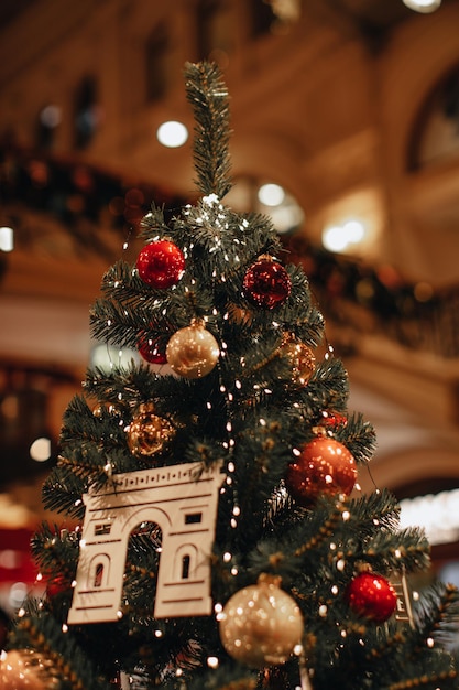 Árvore de Natal decorada com bolas de Natal vermelhas e douradas Atmosfera e decorações festivas