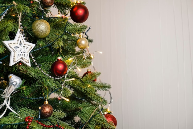Árvore de Natal decorada com bolas e brinquedos. Copie o espaço