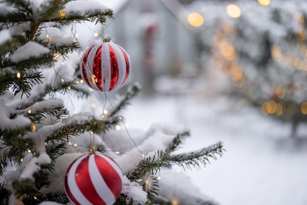 Árvore de Natal decorada com bolas vermelhas festivas