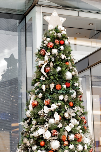 Árvore de Natal decorada com bolas.