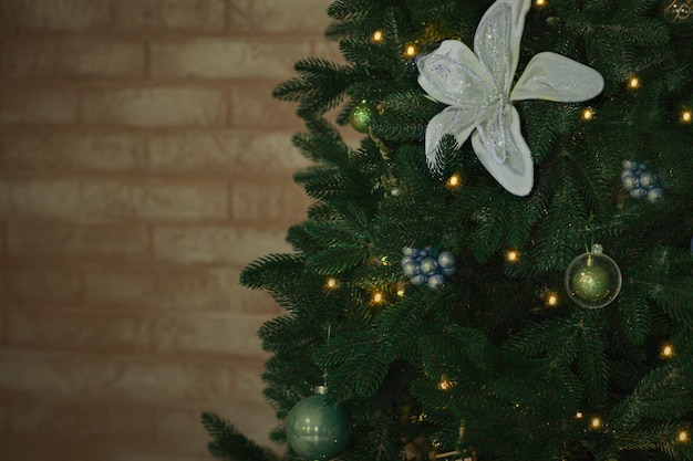 Árvore de natal decorada com brinquedos em um tijolo