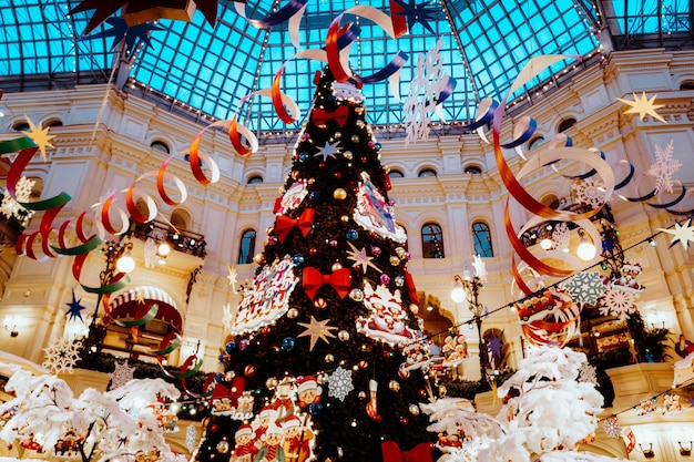 Árvore de Natal decorada com brinquedos, presentes e fitas, ano novo e espírito natalino