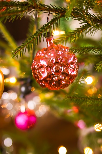 Árvore de Natal decorada com brinquedos vintage