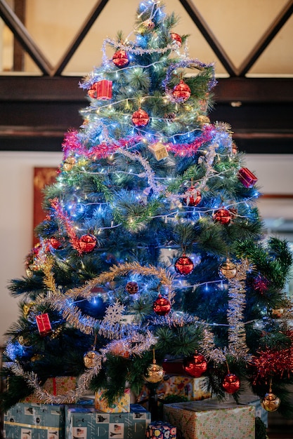 Árvore de Natal decorada com caixas de presente e luzes