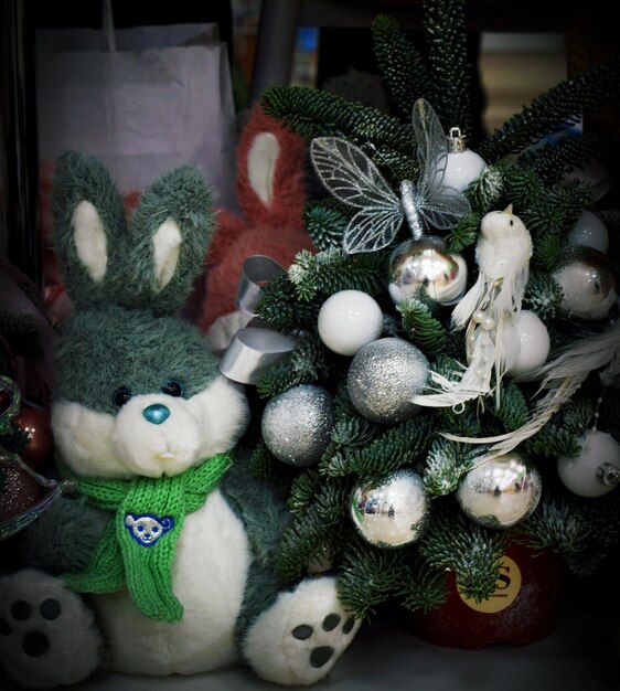 Árvore de natal decorada com cartão de natal de brinquedos