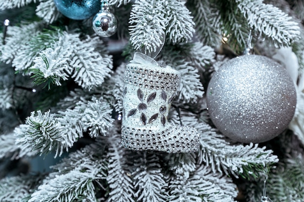 Árvore de Natal decorada com close-up de brinquedos de Natal prata. Brinquedos de natal prateados