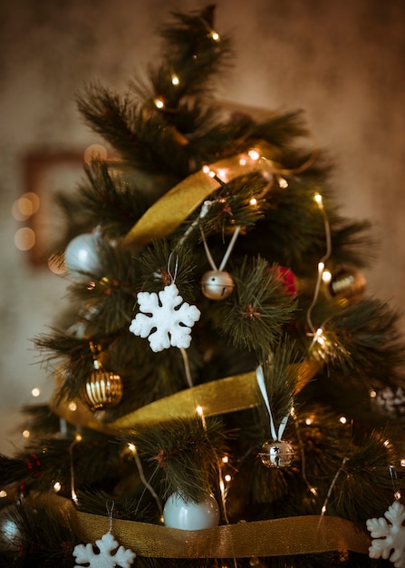 Árvore de Natal decorada com enfeites de ouro e brancos