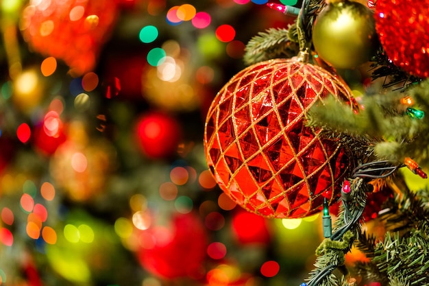 Árvore de Natal decorada com enfeites multicoloridos.