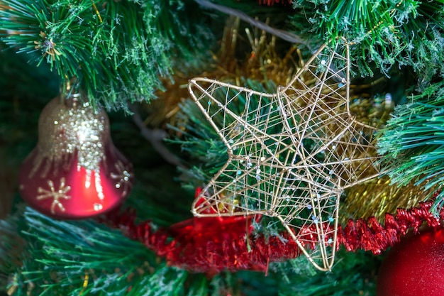 Árvore de Natal decorada com estrela em moldura dourada e fios dourados entrelaçados