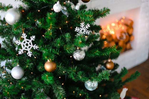Árvore de Natal decorada com flocos de neve e apartamentos planos de brinquedos dourados