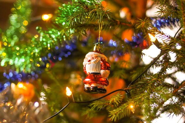 Árvore de Natal decorada com fundo brilhante e brilhante festivo