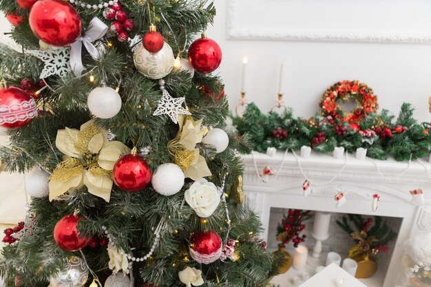 Árvore de Natal decorada com fundo cintilante e fada com espaço de cópia