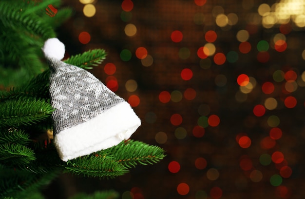 Árvore de Natal decorada com fundo desfocado, cintilante e fada
