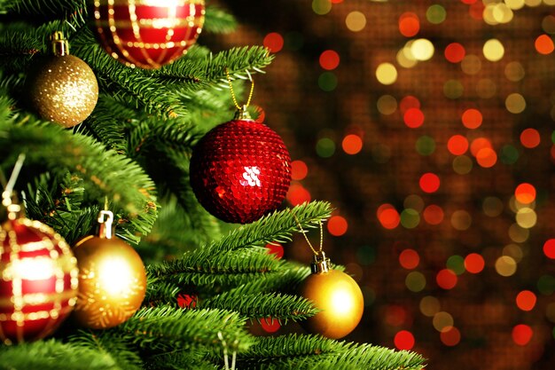 Árvore de Natal decorada com fundo desfocado espumante e fada