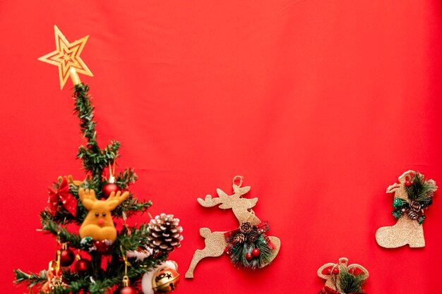 Árvore de Natal decorada com fundo vermelho.