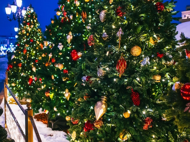 Árvore de natal decorada com guirlanda e brinquedos de natal