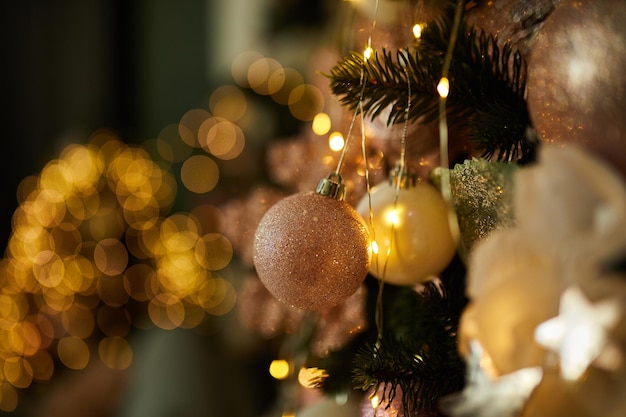 Árvore de Natal decorada com guirlanda e luzes brilhantes de brinquedos