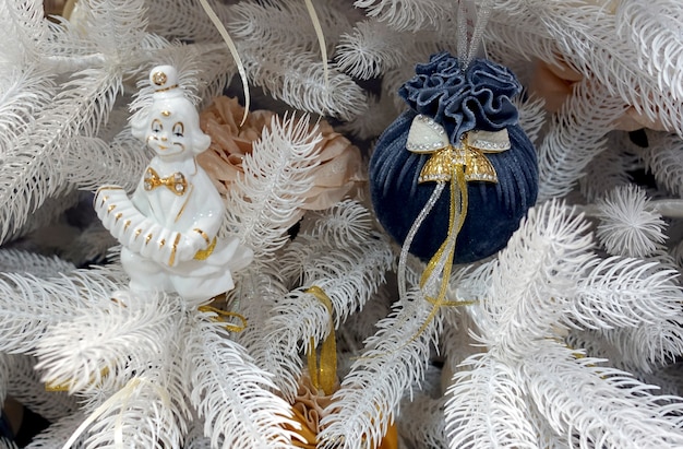 Árvore de natal decorada com lindas bolas com arcos e brinquedos