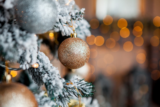 Árvore de Natal decorada com luzes desfocadas