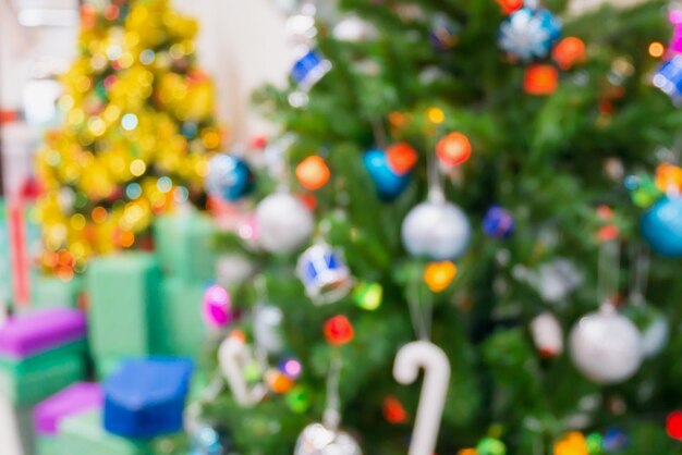 Árvore de Natal decorada com luzes e desfocar o fundo com bokeh