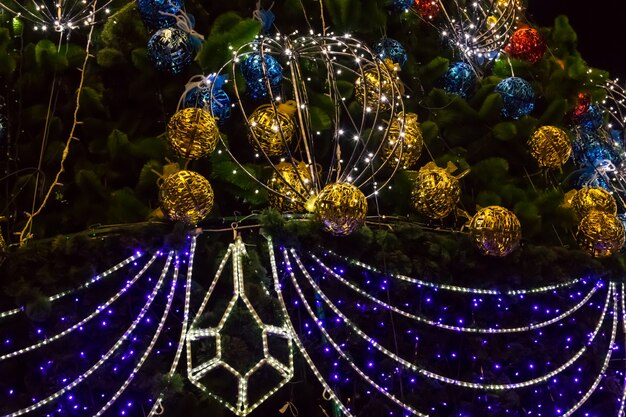 Árvore de Natal decorada com luzes multicoloridas à noite