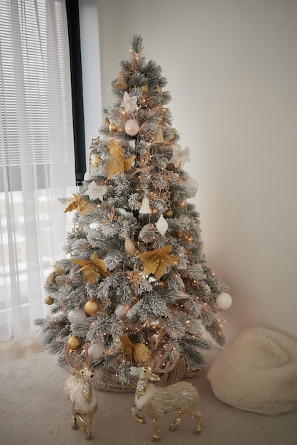 Árvore de Natal decorada com ouro sobre fundo desfocado