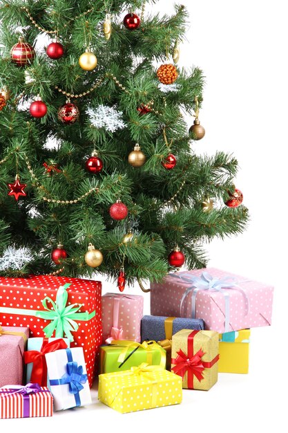 Árvore de Natal decorada com presentes isolados no branco