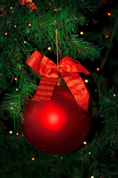 Árvore de Natal decorada com suspensão de bugiganga vermelha