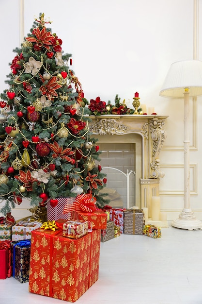 Árvore de Natal decorada e caixas de presente na sala