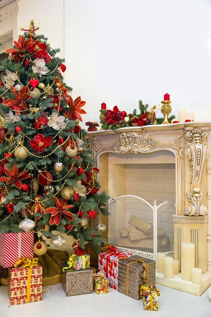 Árvore de Natal decorada e caixas de presente na sala