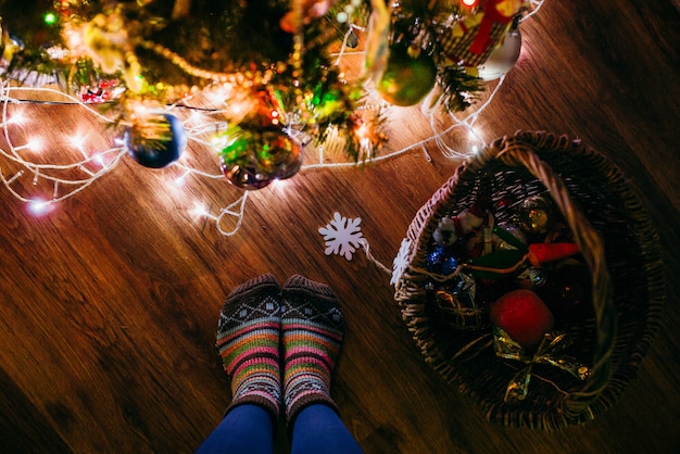 Árvore de Natal decorada e uma cesta de brinquedos