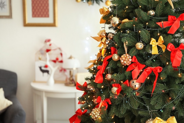 Árvore de natal decorada em casa