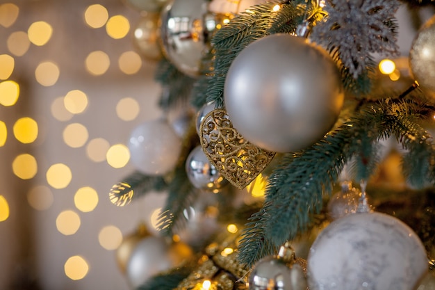 Árvore de Natal decorada em desfocado