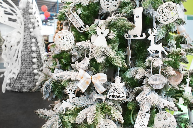 Árvore de Natal decorada em shopping center, close-up