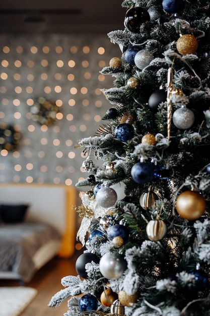 Árvore de Natal decorada em um escuro borrado