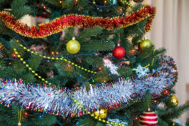 Árvore de Natal decorada, espumante e fada fundo com espaço de cópia