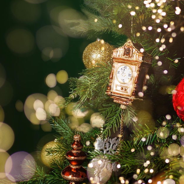 Árvore de Natal decorada no fundo borrado, espumante e fada