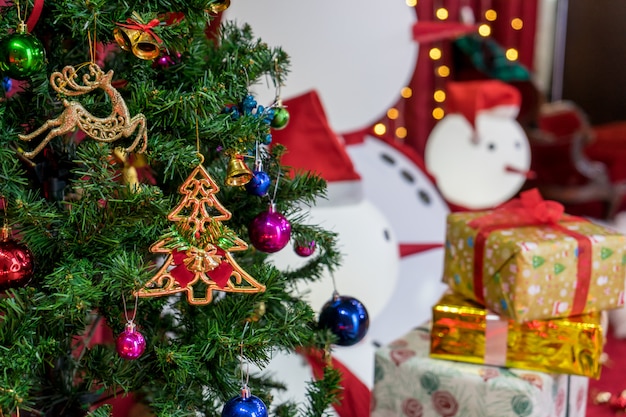Árvore de Natal decorada no fundo desfocado