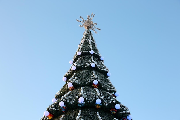 Árvore de Natal decorada no fundo do céu azul