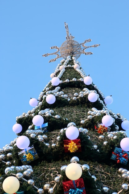 Árvore de Natal decorada no fundo do céu azul