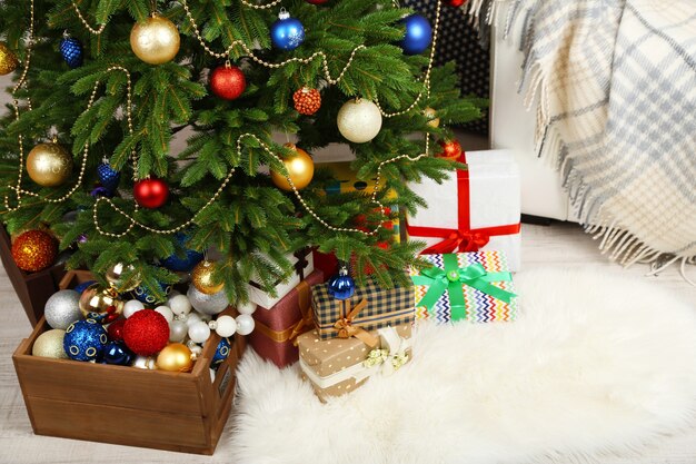 Árvore de Natal decorada no fundo do interior da casa