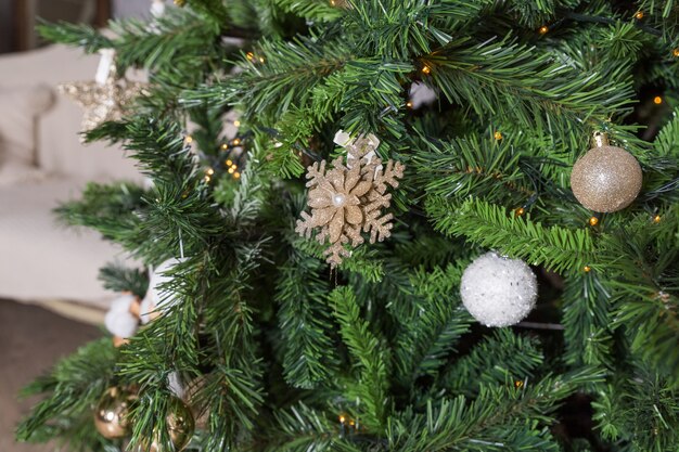 Árvore de Natal decorada ouro com ornamento de retalhos golder, corações estrelas para o ano novo na sala de estar. Fundo de férias de Natal e ano novo. Estilo escandinavo no interior. Ornamentos de Natal e