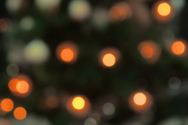 Árvore de Natal decorada turva bokeh luzes